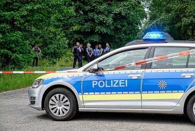 Schrecklicher Unfall in Chemnitz: Fahrer soll Kopf verloren haben - Die Polizei sperrte den Ort weiträumig ab und zur Zeit laufen die Untersuchungen durch die Kriminalpolizei. Foto: Harry Haertel