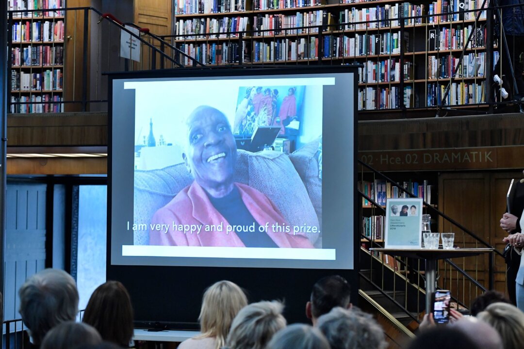 Schriftstellerin Maryse Condé gestorben - Maryse Condé 2018 nach der Verleihung des Alternativen Nobelpreises auf der Videowand in der Stadtbibliothek Stockholm.