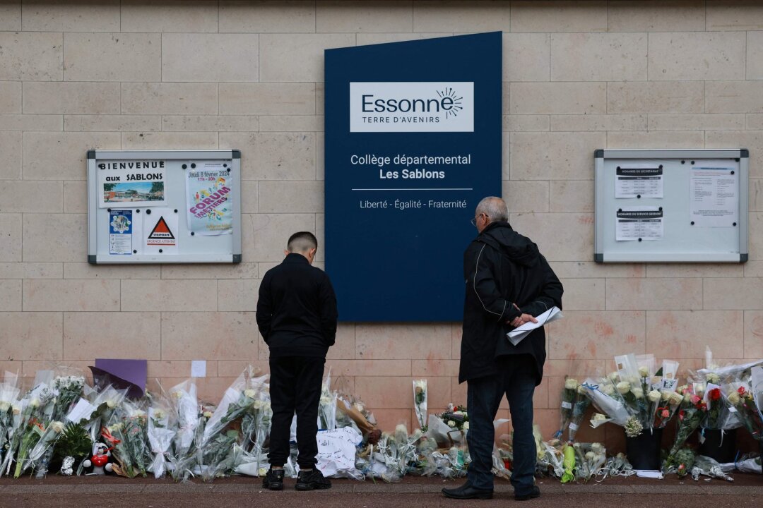 Schüler bei Paris erschlagen - Vier junge Männer in U-Haft - Blumen vor dem Eingang der Mittelschule Les Sablons in Viry-Chatillon nach dem gewaltsamen Tod eines 15-jährigen Schülers.