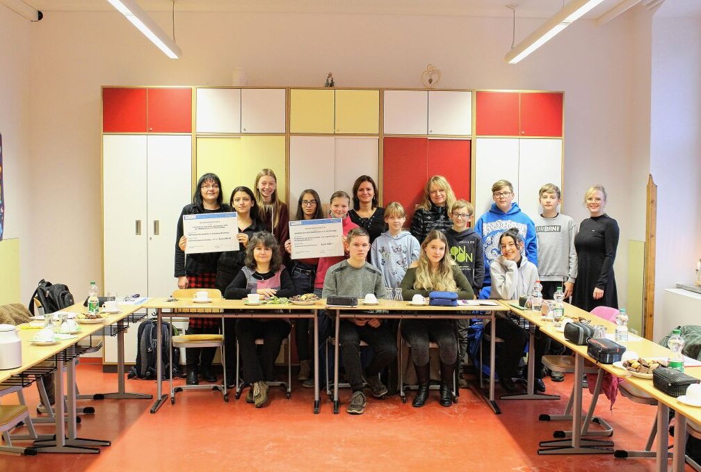 Schüler der Annaberger Pestalozzi-Oberschule engagieren sich sozial - Die Jugendlichen sind stolz auf ihre Spenden. Foto: Mandy Daxecker