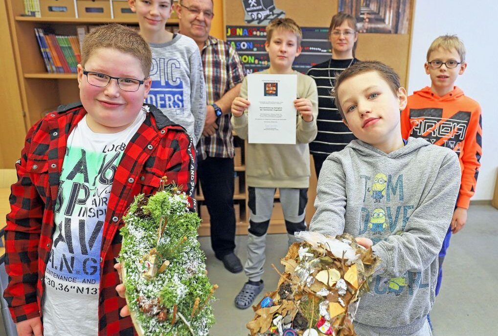 Schüler gewinnen Preis dank zwei gebastelter Wälder - Die Jungs präsentieren voller Stolz ihre selbsgebastelten Werke.Foto: Wieland Josch
