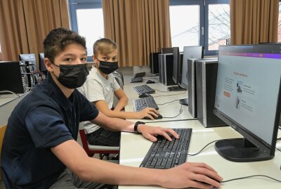 Schüler lernen das Programmieren - Im GTA-Bereich beschäftigen sich einige Schüler mit Programmierung, so auch die beiden 13-jährigen Emilio Grille (vorn) und Florian Tägl (hinten). Beide aus Thalheim. Foto: Ralf Wendland