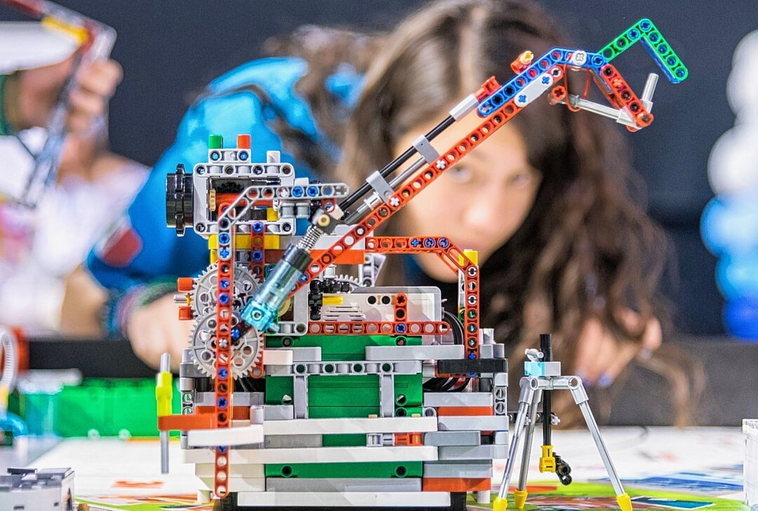 Schüler schicken selbstgebaute Roboter in den Ring - Lego-Challenge von Klassen der Region an der Hochschule Zwickau. Foto: HANDS on TECHNOLOGY e.V.