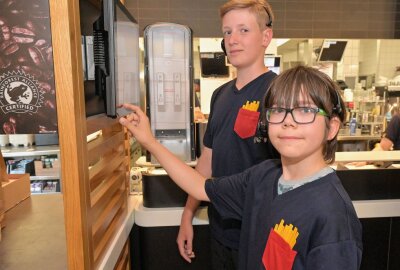 Schüler waren beim McDonalds im Einsatz - Der 13-jährige Vaclav Maly aus Aue (li.) und der 12-jährige Dustin Winnerl aus Oberpfannenstiel (re.) waren im Rahmen von "Genial Sozial" bei McDonalds in Aue im Einsatz. Foto: Ralf Wendland