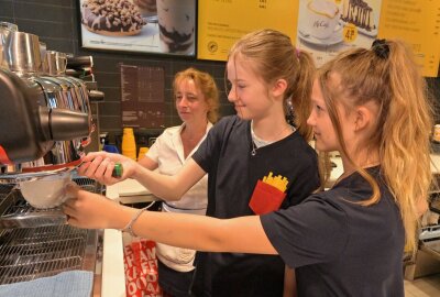 Schüler waren beim McDonalds im Einsatz - Ivetta Müller von der Gästebetreuung des McDonalds- Restaurants (li.) mit der 12-jährigen Michelle Grosenick aus Lößnitz (Mitte) und der 13-jährigen Taylor May Farner aus Lößnitz. Foto: Ralf Wendland