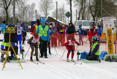 Schülercup-Rennen in Gelobtland wecken große Freude - Schon am Start gab die spätere Siegerin Hanna Hennig (rechts) Vollgas. Foto: Andreas Bauer