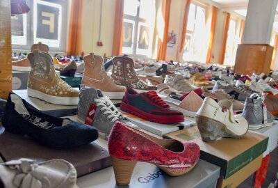 Schuhe, Stoffe und stilvolle Wäsche: Hier ist ein Mega-Werksverkauf - Sara Linke und ihr Team präsentieren eine große Auswahl an Markenschuhe, Wäsche für Damen, Herren und Kinder sowie einen Stoffmarkt. Fotos: Steffi Hofmann