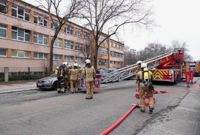 Dresdner Oberschule nach Brand evakuiert. Foto: Roland Halkasch