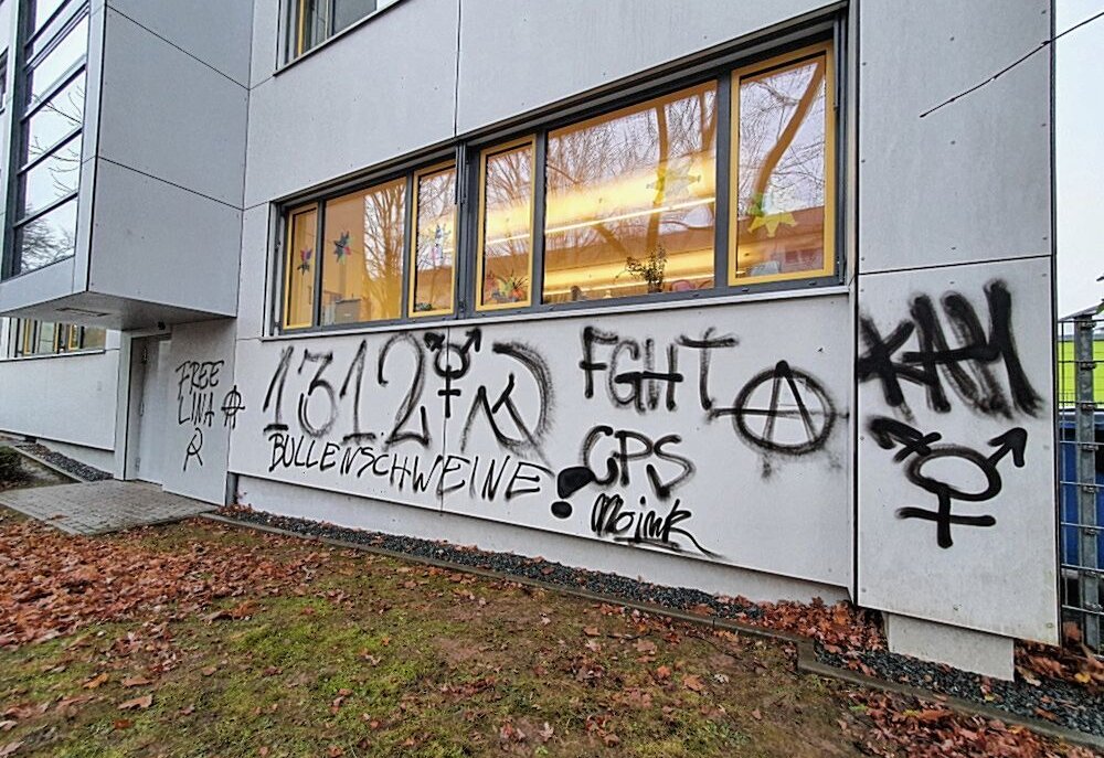 Schulgebäude an der Hoffmannstraße beschmiert - Die Schmierereien. Foto: Harry Härtel