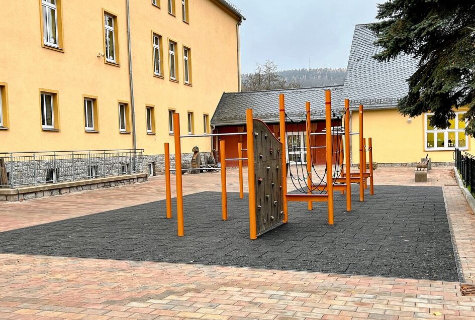Schulhof der Grundschule Auerhammer ist neu gestaltet - Der Schulhof der Grundschule Auerhammer ist neu gestaltet worden. Foto: Ralf Wendland
