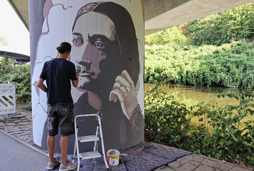 Schumann-Graffiti ziert die Mauritiusbrücke in Zwickau - Tobias Förster vereweigt Clara Schumann. Fotos: Stadt Zwickau