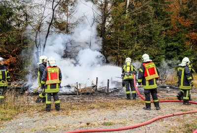 Schuppenbrand in Aue: Verdacht auf Brandstiftung - In Aue-Bad Schlema kam es zu einem Schuppenbrand. Foto: Niko Mutschmann