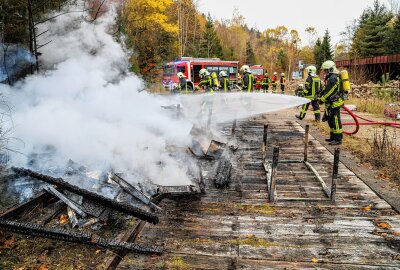 Schuppenbrand in Aue: Verdacht auf Brandstiftung - In Aue-Bad Schlema kam es zu einem Schuppenbrand. Foto: Niko Mutschmann 