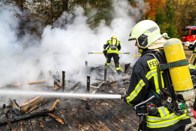 Schuppenbrand in Aue: Verdacht auf Brandstiftung - Zwei Angriffstrupps löschten den Brand. 
