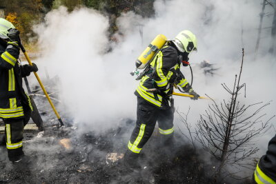 Schuppenbrand in Aue: Verdacht auf Brandstiftung - Zwei Angriffstrupps löschten den Brand. 