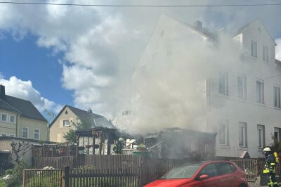 Schuppenbrand in Taura bei Burgstädt - Die Situation erforderte sofortiges Handeln, und die örtlichen Feuerwehren aus Taura, Köthensdorf, Burgstädt und Markersdorf reagierten umgehend auf den Alarm.