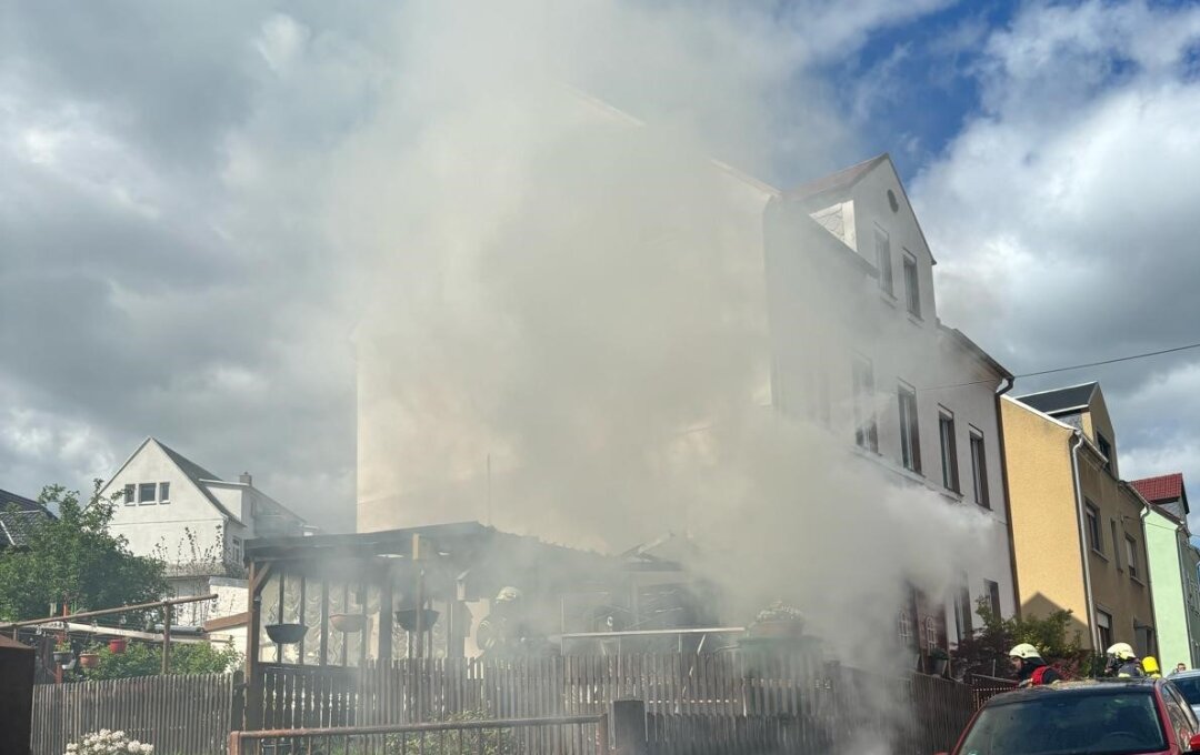 Schuppenbrand in Taura bei Burgstädt - Am gestrigen Sonntagnachmittag, gegen 14:30 Uhr, wurde in Taura bei Burgstädt ein Schuppenbrand von aufmerksamen Anwohnern entdeckt.