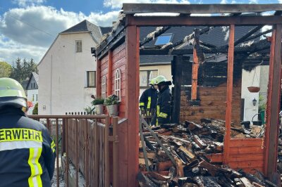Schuppenbrand in Taura bei Burgstädt - Insgesamt waren 41 Feuerwehrkameraden vor Ort im Einsatz, um das Feuer einzudämmen und mögliche Gefahren für die Anwohner zu minimieren.