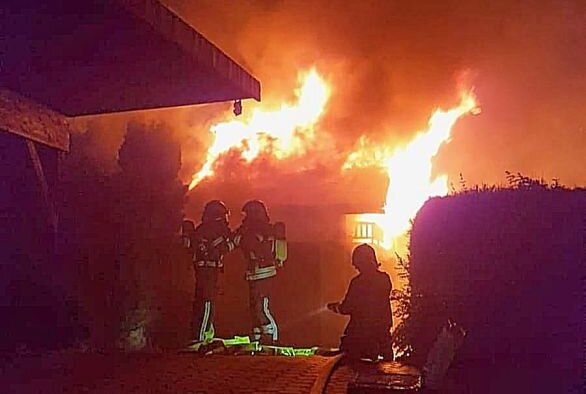 Schuppenbrand in Wittgensdorf bringt einen 53-jährigen Anwohner ins Krankenhaus. Foto: Harry Härtel