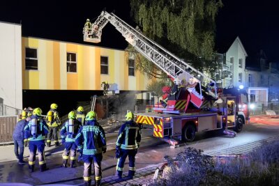 Schuppenbrand vor der Bernsbacher Kita - An der Kita in Bernsbach kam es zu einem Brand. 
