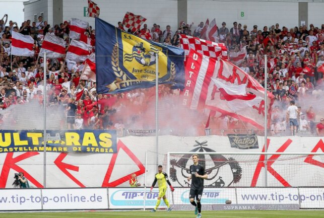 Die Fans FSV Zwickau zünden Pyrotechnik. Foto: PICTURE POINT / Gabor Krieg