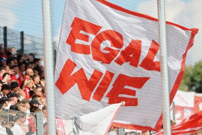Schwäne konnten Chancen zum Siegtreffer nicht nutzen - Fans vom FSV Zwickau mit Fahne Egal Wie. Foto: PICTURE POINT / S. Sonntag