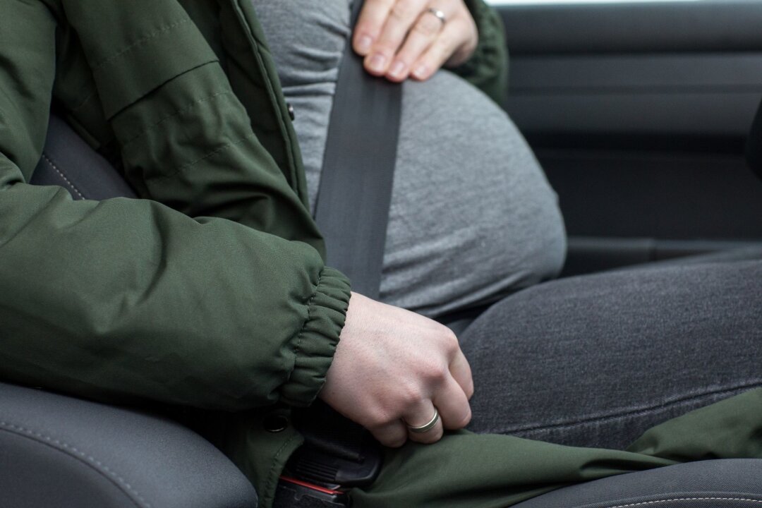 Schwanger am Steuer: Gurtadapter sind keine sichere Lösung - Während der Schwangerschaft ist der herkömmliche Dreipunktgurt im Auto die sicherste Wahl - vorausgesetzt, er ist korrekt angelegt.