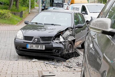 Schwangere und Kind bei Unfall in Chemnitz verletzt - Bei der Kollision wurden eine Schwangere und ein Kind verletzt. Foto: ChemPic