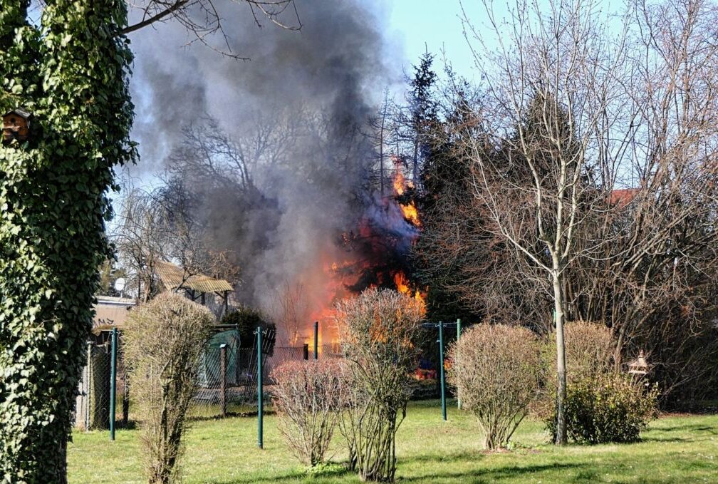 Am Sonntagnachmittag gegen 14 Uhr wurden die Feuerwehrkameraden aus Trebsen und Altenhain zu einer brennenden Gartenlaube gerufen. Foto: Sören Müller