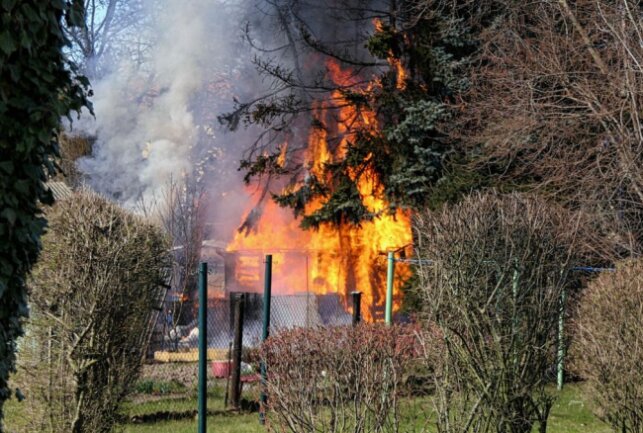 Schwarze Rauchwolken am Himmel: Laubenbrand in Trebsen - Am Sonntagnachmittag gegen 14 Uhr wurden die Feuerwehrkameraden aus Trebsen und Altenhain zu einer brennenden Gartenlaube gerufen. Foto: Sören Müller