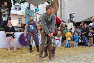 Schwarzenberg feiert Altstadt- und Edelweißfest - Ritterkämpfe, Gaukelei und Musik erfreuten die Besucher am Unteren Markt im Mittelalterbereich. Foto: Katja Lippmann-Wagner