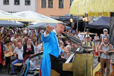 Schwarzenberg feiert Altstadt- und Edelweißfest - Wo Peter Till mit seinem Universal Druckluft Orchester auftauchte, war die Stimmung einfach unschlagbar. Foto: Katja Lippmann-Wagner