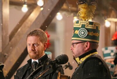 Schwarzenberg: Kretschmer bei großer Bergparade dabei - Ministerpräsident Michael Kretschmer (links) hielt während des Zeremoniells ein emotionales Grußwort. Foto: Katja Lippmann-Wagner