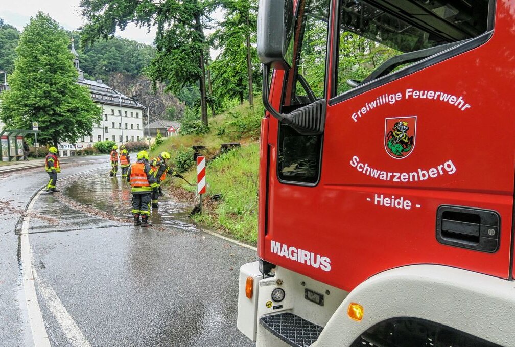 Schwarzenberg: Mehrere Straßen nach Regenschauer überflutet - Die Feuerwehr war im Einsatz um Wasseransammlungen zu beseitigen. Foto: Niko Mutschmann