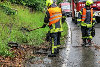 Schwarzenberg: Mehrere Straßen nach Regenschauer überflutet - Gullis mussten von Verstopfung durch Schlamm und Blätter gereinigt werden. Foto: Niko Mutschmann