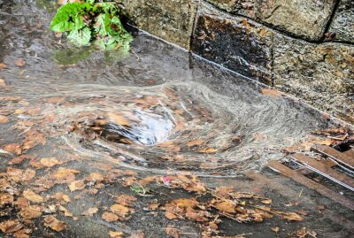 Schwarzenberg: Mehrere Straßen nach Regenschauer überflutet - Ziel erreicht! Das Wasser kann abfließen. Foto: Niko Mutschmann