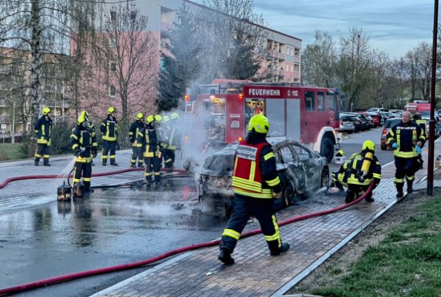 Am Sonntagabend kam es in Schwarzenberg im Heideweg zu einem PKW Brand. Als die alarmierten Einsatzkräfte eintrafen stand dieser in Vollbrand. Foto: Daniel Unger