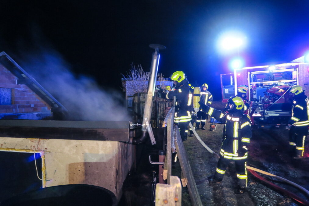 Schwarzenberg: Schuppen steht in Flammen - Der Brand wurde schnell gelöscht und größere Schäden verhindert. 
