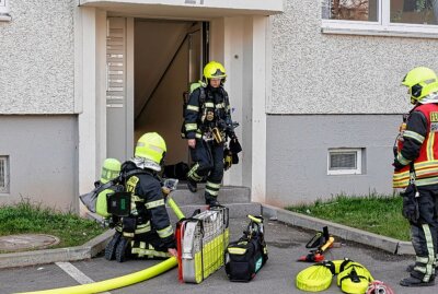 Schwarzer Rauch aus dem Fenster: Verletzter bei Wohnungsbrand in Chemnitz - Die Feuerwehr kam zum Einsatz und konnte den Brand schnell löschen. Foto: Harry Härtel