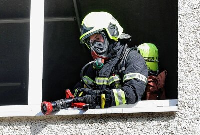 Schwarzer Rauch aus dem Fenster: Verletzter bei Wohnungsbrand in Chemnitz - Die Feuerwehr kam zum Einsatz und konnte den Brand schnell löschen. Foto: Harry Härtel