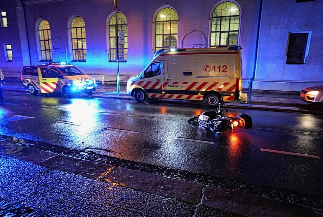 Schwer verletzt ins Krankenhaus: Rollerfahrer erfasst Fußgänger - Unfall auf der Steinstraße in Bautzen. Fotograf: LausitzNews.de / Jens Kaczmarek