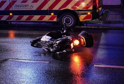 Schwer verletzt ins Krankenhaus: Rollerfahrer erfasst Fußgänger - Unfall auf der Steinstraße in Bautzen. Fotograf: LausitzNews.de / Jens Kaczmarek