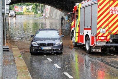 Schwere Gewitter: Bahnunterführung in Chemnitz überflutet - Die Feuerwehr befreite Autos aus der Bahnunterführung auf der Frankenberger Straße. Foto: ChemPic