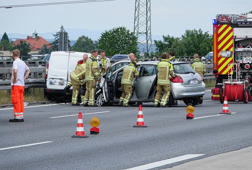 Schwere Kollision zweier PKW auf der A4 bei Dresden - A4 am AD Dresden-West in Richtung Dresden war gesperrt. Foto: Roland Halkasch