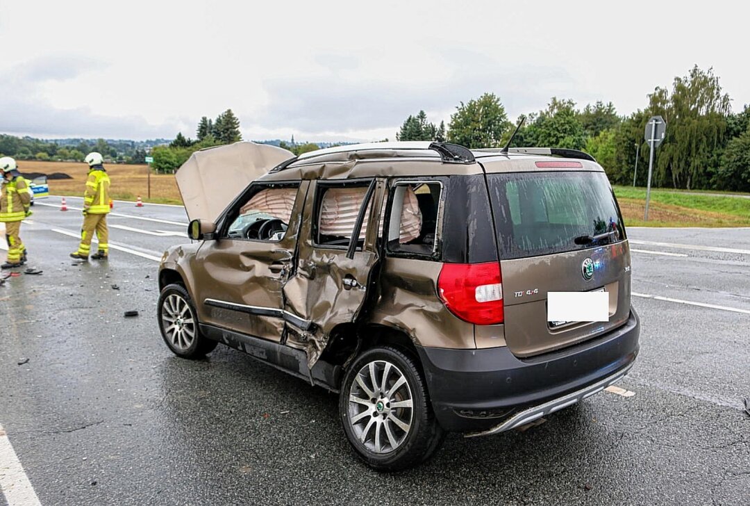 Schwere Kollision zwischen LKW und PKW auf Kreuzung - Zu einem schweren Verkehrsunfall kam es am Montagnachmittag in Ebersbach-Neugersdorf. Foto: LausitzNews