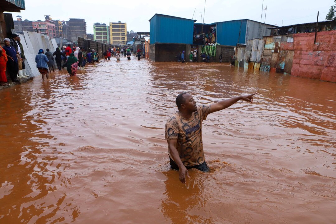 Schwere Regenfälle in Ostafrika: 155 Tote allein in Tansania - Ein Mann watet in Nairobi durch das Hochwasser.