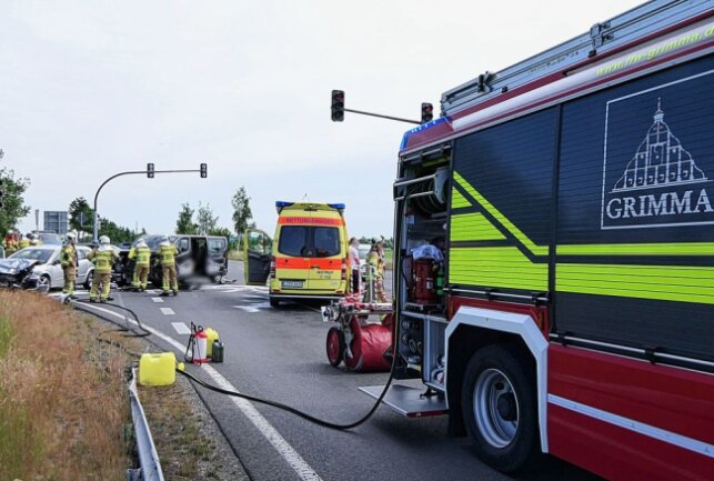 Auf der Umgehungsstraße am Abzweig Richtung Beiersdorf kam es Mittwochvormittag zu einem heftigen Unfall. Foto: Sören Müller