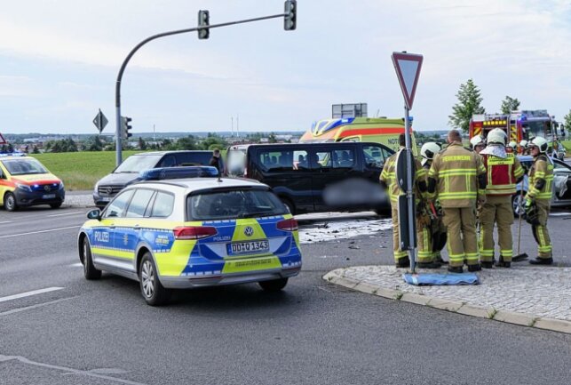 Auf der Umgehungsstraße am Abzweig Richtung Beiersdorf kam es Mittwochvormittag zu einem heftigen Unfall. Foto: Sören Müller
