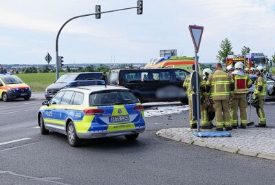 Schwerer Ampel-Crash in Grimma: Drei verletzte Personen - Auf der Umgehungsstraße am Abzweig Richtung Beiersdorf kam es Mittwochvormittag zu einem heftigen Unfall. Foto: Sören Müller
