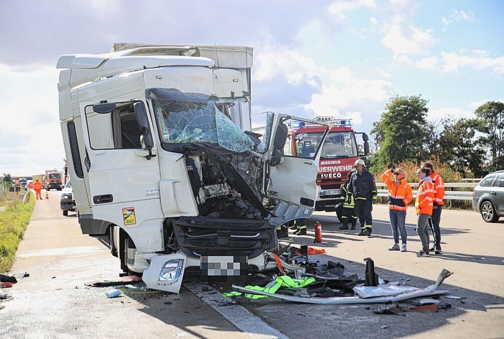 Schwerer Crash auf A9: Fahrer in Fahrerhaus eingeklemmt - Auf der A9 in Richtung Leipzig kam es zu einem Crash, da ein LKW das Stauende übersehen hat. Foto: Christian Grube/ArcheoPix